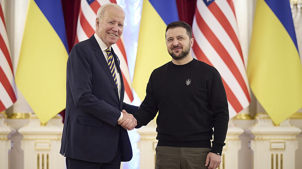 Americký prezident Joe Biden (vlevo) piletl neekan do Kyjeva, setkal se s...