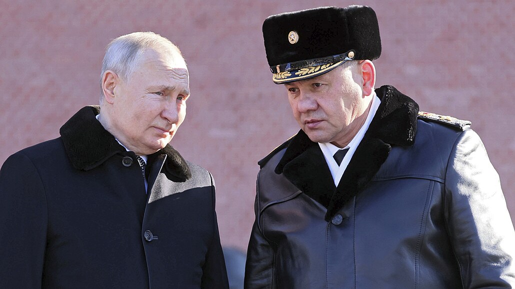 Ruský prezident Vladimir Putin (vlevo) a jeho ministr obrany Sergej ojgu pi...