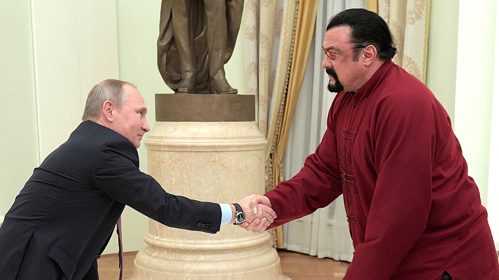 Vladimir Putin (vlevo) a Steven Seagal na snímku z roku 2016