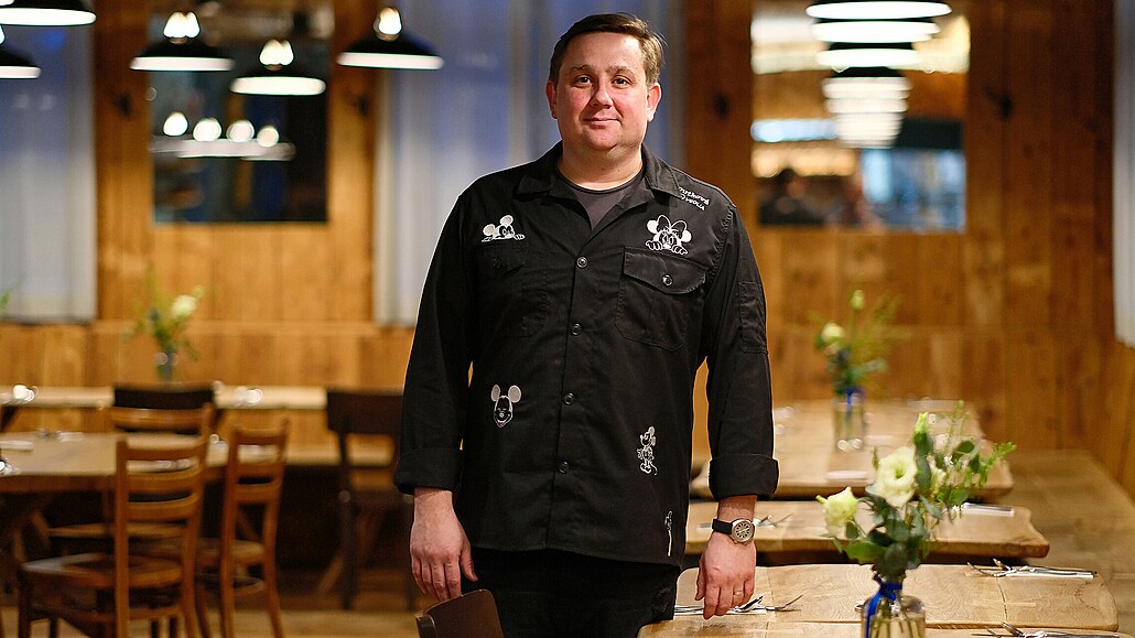 �éfkucha� Jan Pun�ochá� ve své restauraci U Mat�je