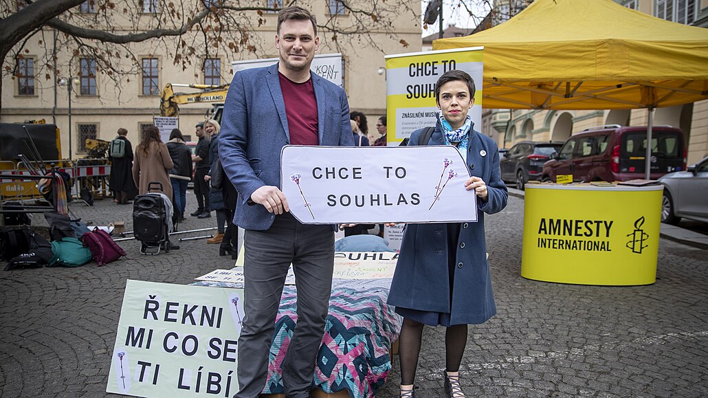 Happening za nápravu definice znásiln�ní "Chce to souhlas". Na snímku Olga...