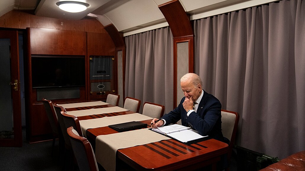 Americký prezident Joe Biden ve vlaku, kterým zamíil na Ukrajinu. (20. února...