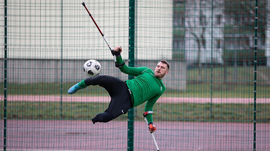 Handicapovaný polský fotbalista Marcin Oleksy, autor nejkrásnjího gólu roku...