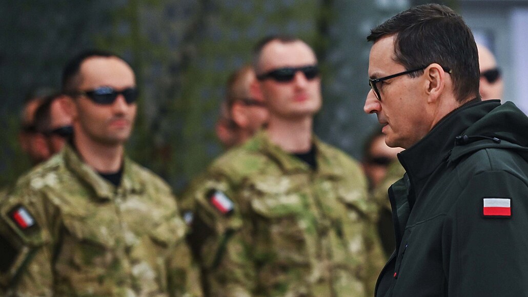 Polský premiér Mateusz Morawiecki pi návtv vojenské jednotky speciálních...