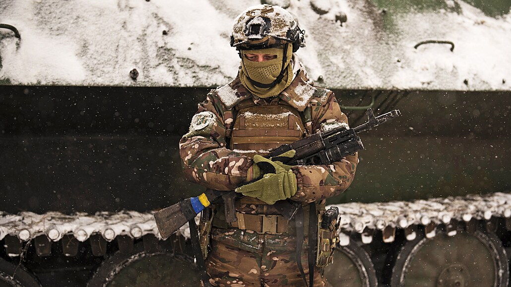 Ukrajinský voják stojí ped obrnným transportérem bhem krátké zastávky u...