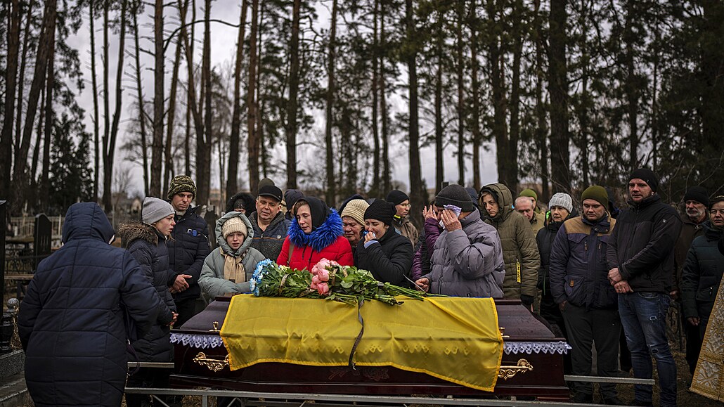 Píbuzní truchlí nad rakví dvacetisedmiletého Jurije Kulyka pi pohbu v...