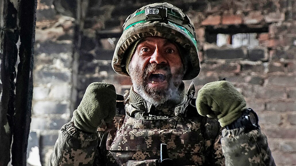 Ukrajinský voják se raduje z úspné palby v pední linii msta Bachmut v...