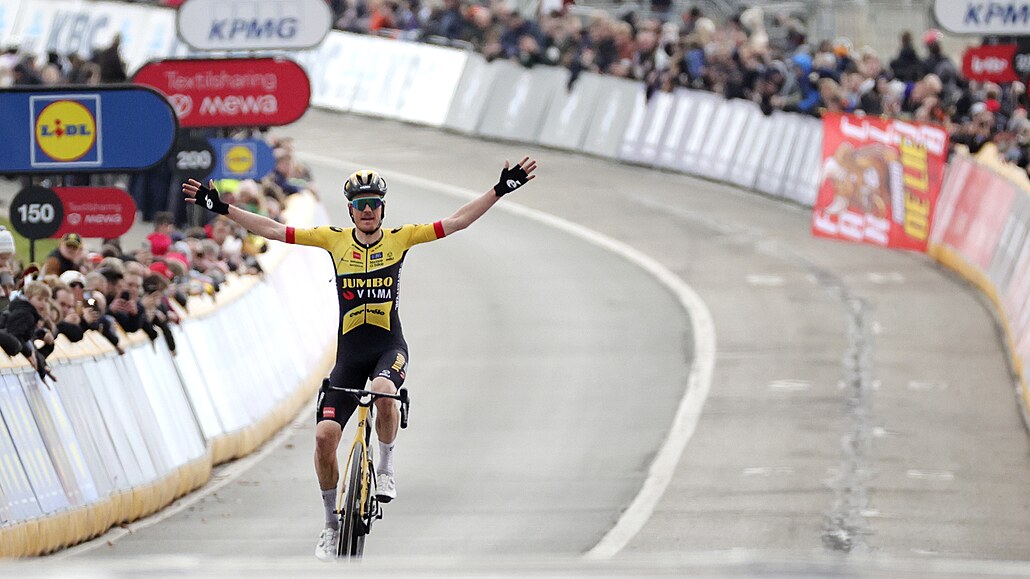 SÁM. Dylan van Baarle si jede pro vít�zství na klasice Omloop Het Nieuwsblad.