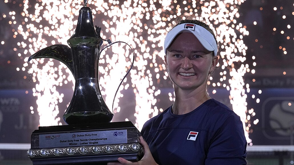 Barbora Krejíková s trofejí pro vítzku turnaje v Dubaji.