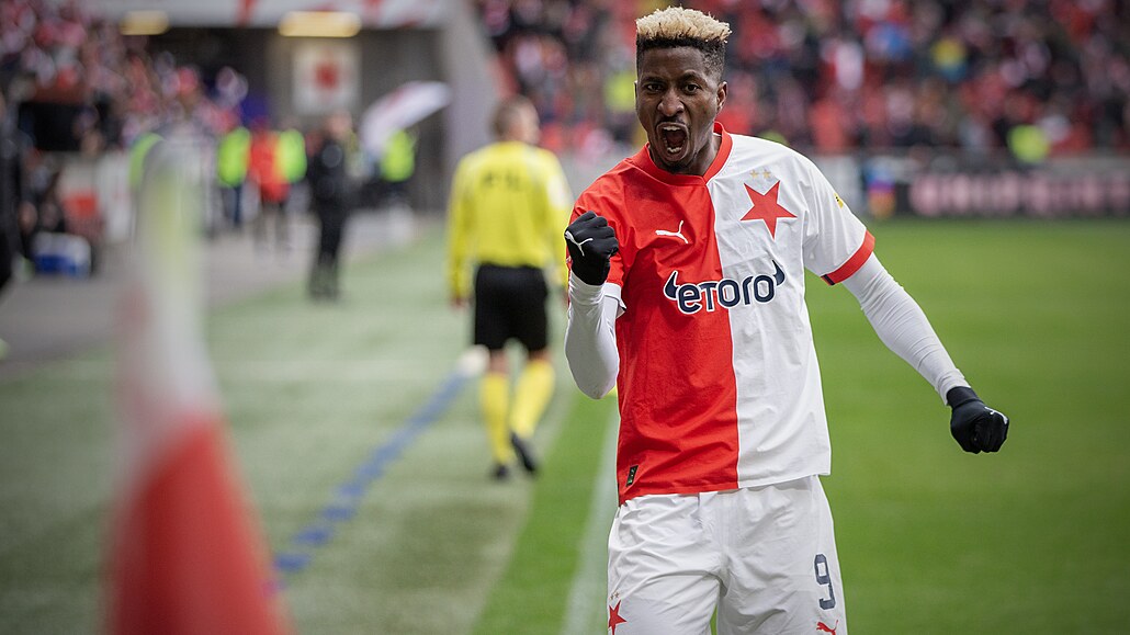 Slávistický kanonýr Peter Olayinka slaví gól do sít� Slovácka.