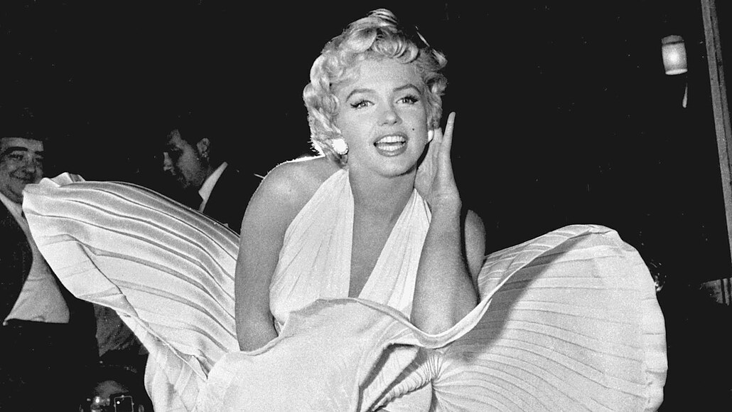 Hereka Marilyn Monroe pózuje nad míí newyorského metra bhem focení na...