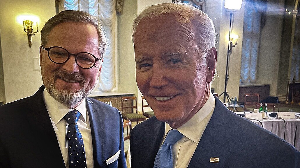 Premiér R Petr Fiala (vlevo) a americký prezident Joe Biden - ilustraní snímek.