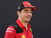 Pilot Ferrari Charles Leclerc v předsezonních testech formule 1 v Bahrajnu