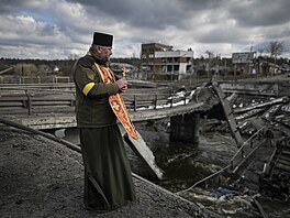 Ukrajinský knz u znieného mostu v Irpini (9. bezna 2022) 