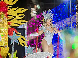 Po letech karnevalového pstu do ulic vyrazily tisíce tanících i...