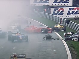 Hromadná nehoda ve Spa-Francorchamps 1998. David Coulthard m�l obrovské �t�stí...