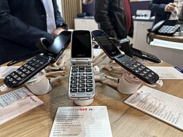 Kadoroní klasikou mobilového veletrhu MWC jsou i telefony pro seniory. V...