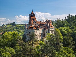 Hrad Bran se v pr�smyku na pomezí Transylvánie a Vala�ska ty�í ji� tém�� 550...