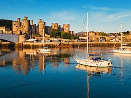 Hrad Conwy je dnes dominantou severního Walesu, anglický král Edward I. ho...