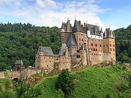 Zvlátností nmeckého hradu Eltz, který se tyí nad ekou Elzbach poblí msta...
