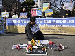 V den výroí vpádu ruských sil na Ukrajinu si lidé v jihokorejském Soulu...