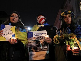 Lidé v New Yorku si pipomínají výroí ruského vpádu na Ukrajinu. (23. února...