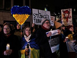 Lidé v New Yorku si pipomínají výroí ruského vpádu na Ukrajinu. (23. února...