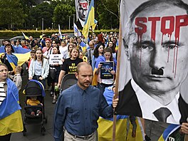 Ukrajinská komunita v australském Sydney si pipomíná rok od ruského vpádu na...