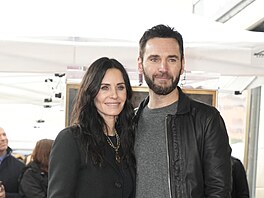 Courteney Coxová a její partner Johnny McDaid (Los Angeles, 27. února 2023)