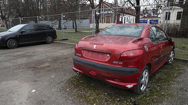 Do pondl mli idii vyklidit parkovit u Veve ulice v Brn, kde se zane brzy stavt parkovac dm. Destky aut ale na mst jet zstvaj.