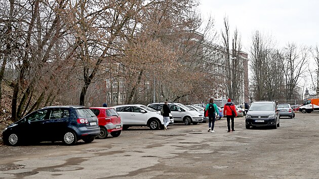 Do pondl mli idii vyklidit parkovit u Veve ulice v Brn, kde se zane brzy stavt parkovac dm. Destky aut ale na mst jet zstvaj.