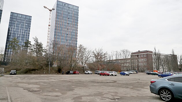 Do pondl mli idii vyklidit parkovit u Veve ulice v Brn, kde se zane brzy stavt parkovac dm. Destky aut ale na mst jet zstvaj.