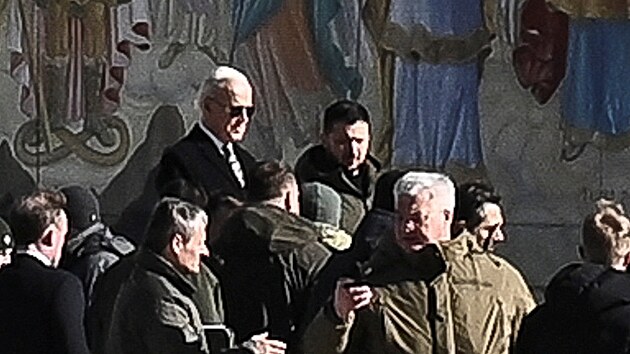 Americk prezident Joe Biden (vlevo) piletl neekan do Kyjeva, setkal se s prezidentem Volodymyrem Zelenskm. (20. nora 2023)