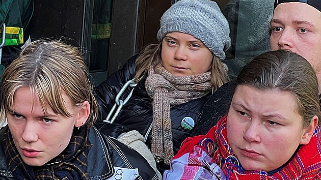Greta Thunbergov a dal ekologit aktivist zablokovali pstup na ministerstvo ropy a energetiky v Oslu. (28. nora 2023)