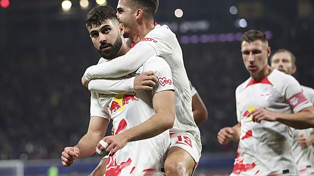 Jo�ko Gvardiol z Lipska (vlevo) slav� se spoluhr��i g�l proti Manchesteru City.