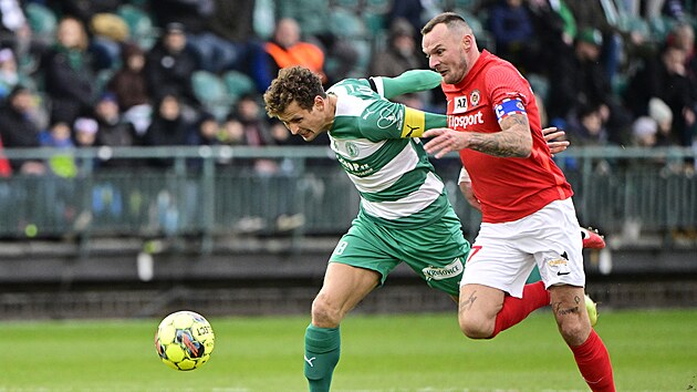 Jakub �ezn��ek (vpravo) v souboji s Luk�em H�lkou v utk�n� mezi Bohemians a Brnem.