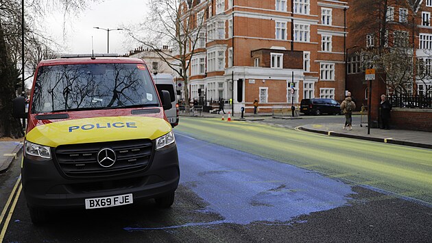 Ulici ped ruskou ambasdou v Londn natela skupina lid na protest proti vlce na Ukrajin modrolutmi barvami. (23. nora 2023)