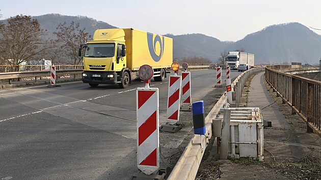 Most na silnici I/62 ek radikln oprava. Dlnci ho zbouraj a postav nov.