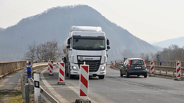 Most na silnici I/62 ek radikln oprava. Dlnci ho zbouraj a postav nov.