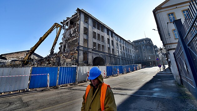 Demolice nejstarší části bývalé správní budovy Schichtovy továrny na ústeckém Střekově. (28. února 2023)