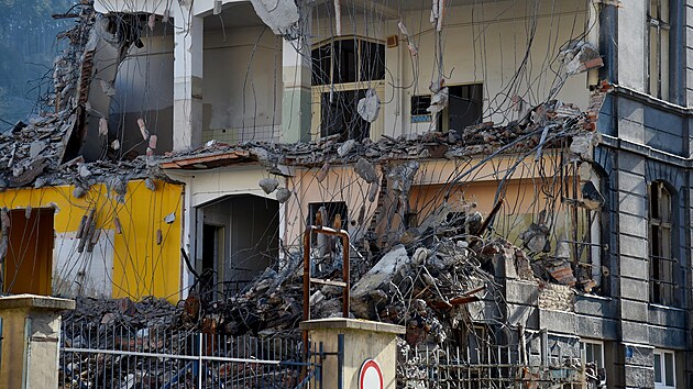 Demolice nejstar�� ��sti b�val� spr�vn� budovy Schichtovy tov�rny na �steck�m St�ekov� (28. �nora 2023)