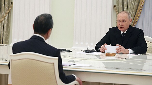 Rusk prezident Vladimir Putin na jednn s vysoce postavenm pedstacitelem nsk diplomacie Wangem. (22. nora 2023)