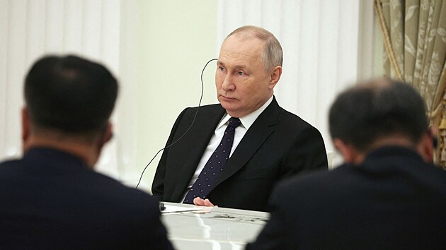 Rusk prezident Vladimir Putin na jednn s vysoce postavenm pedstacitelem nsk diplomacie Wangem (22. nora 2023)