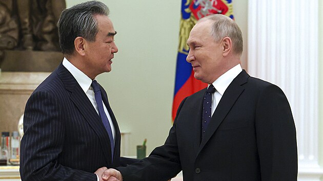 Bval nsk ministr zahrani Wang I a rusk prezident Vladimir Putin na jednn v Moskv. (22. nora 2023)