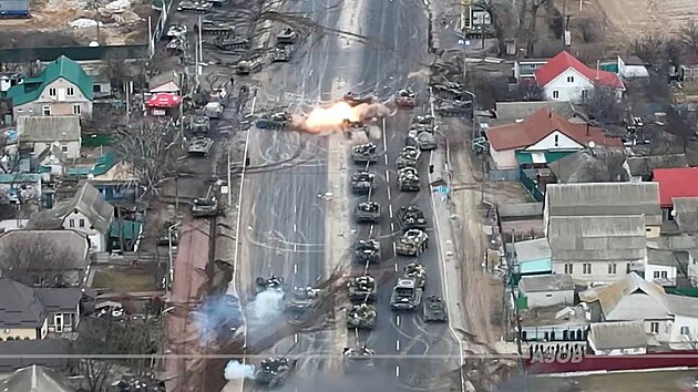 Tanky jsou znieny na pedmst  Brovary v Kyjevsk oblasti na Ukrajin. (10. bezna 2022)