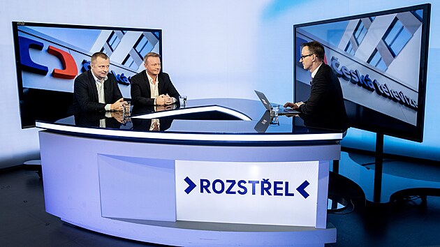 Hostem po�adu Rozst�el je ��f Rady �TK David Soukup (vpravo) a ��f Rady �esk� televize Karel Nov�k.