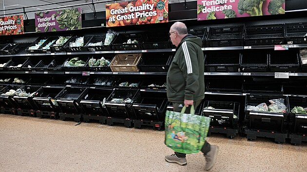 V britskch supermarketech asto zej regly se zeleninou a ovocem przdnotou. Na snmku obchod v Londn. (21. nora 2023)