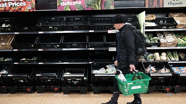 Ve dvou nejvtch britskch supermarketech Asda a Morrisons se zaala zelenina prodvat na pdl pot. (21. nora 2023)