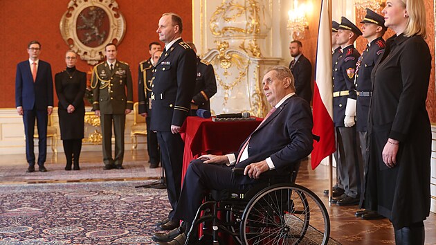 Prezident Milo Zeman propjil hodnost generlmajora brigdnmu generlovi Pavlu Kolovi. (22. nora 2023)