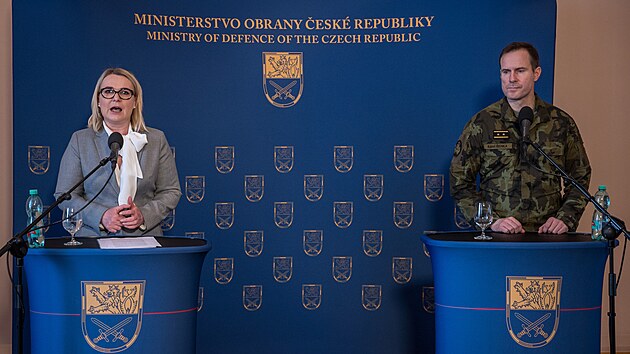 Ministryně obrany Jana Černochová a náčelník generálního štábu Karel Řehka vystoupili na tiskové konferenci k výročí začátku války na Ukrajině a k české pomoci, která byla v uplynulém roce poskytnuta. (23 února 2023)